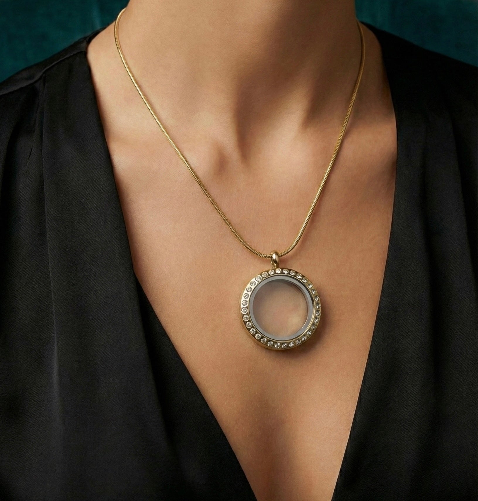 Medalhão Dourado C/brilho Grande + Fio Dourado