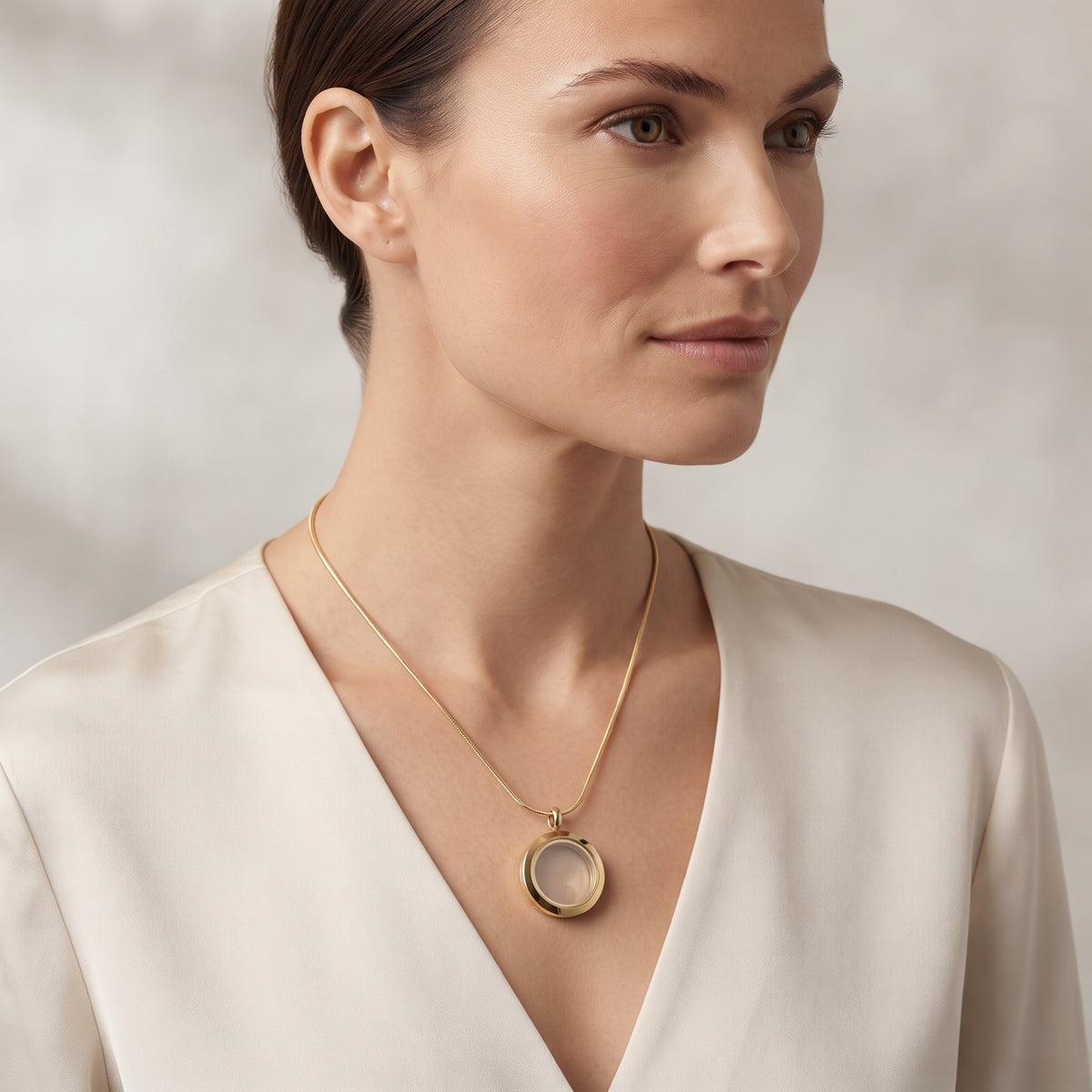 Medalhão Dourado Liso Pequeno + Fio Dourado
