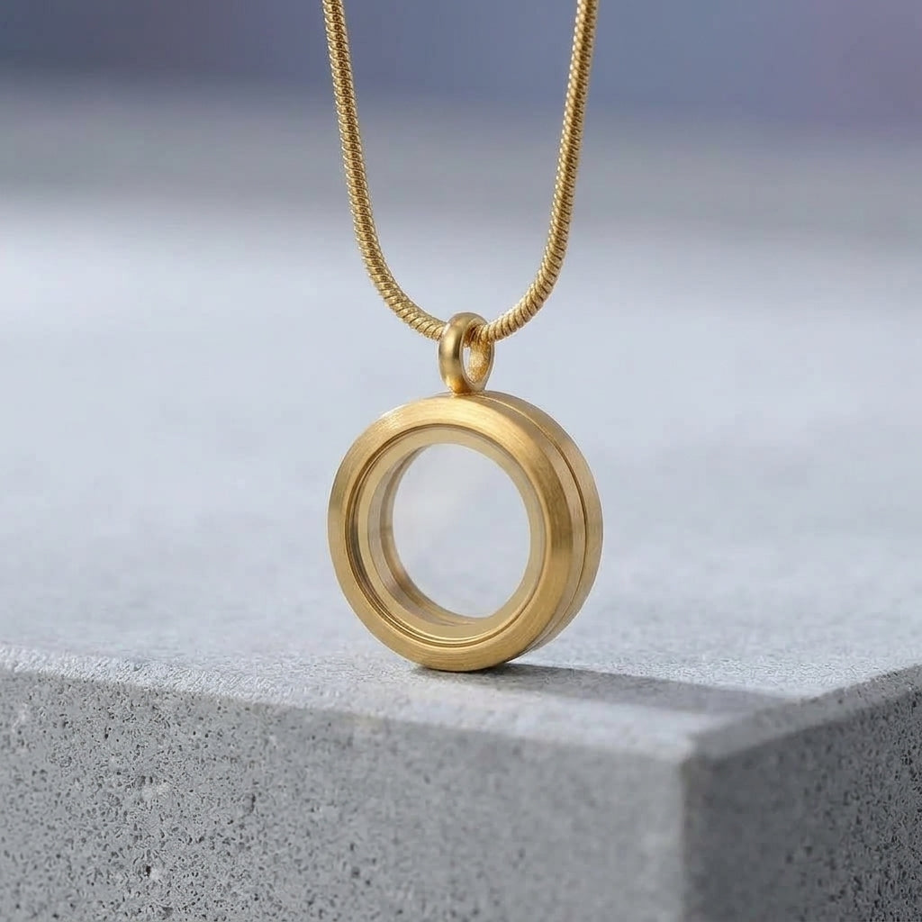 Medalhão Dourado Liso Pequeno + Fio Dourado