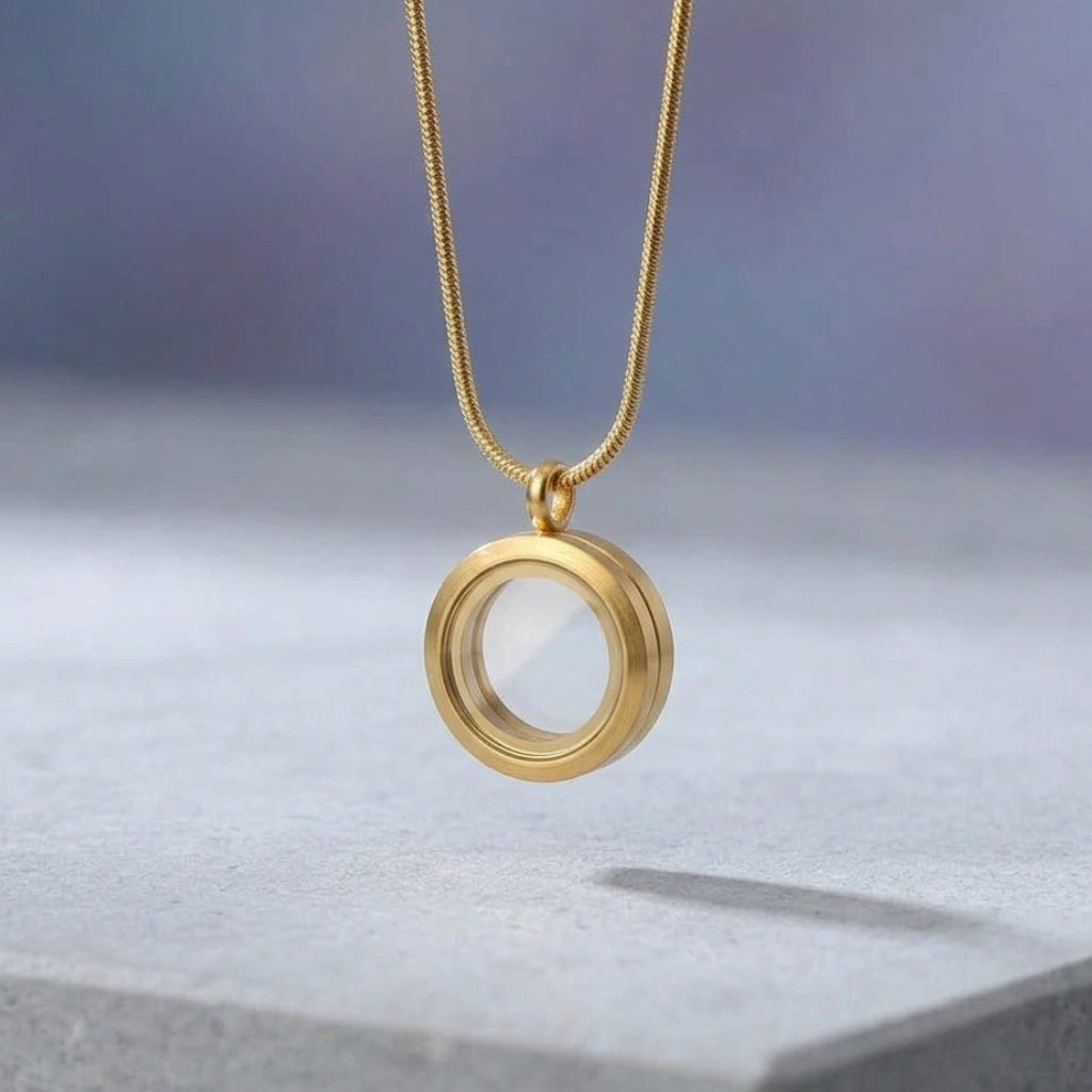 Medalhão Dourado Liso Pequeno + Fio Dourado