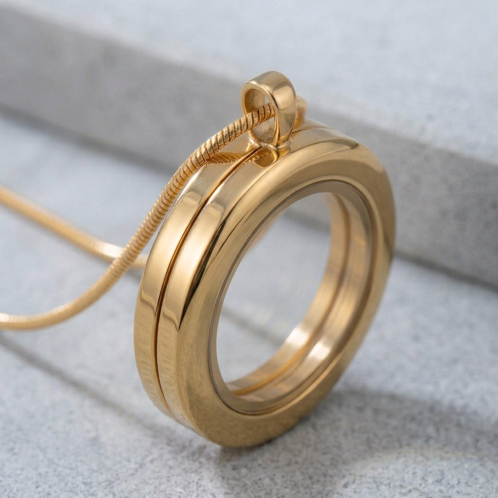Medalhão Dourado Liso Grande + Fio Dourado